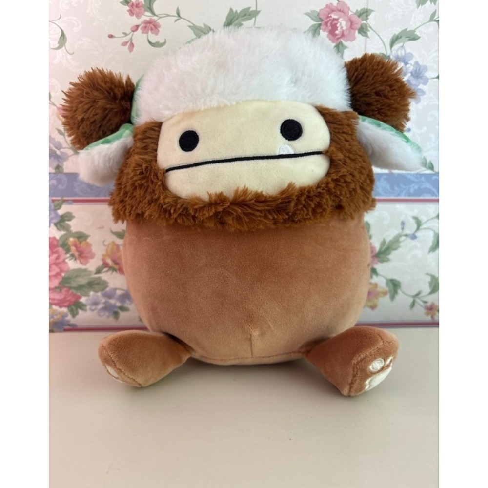 Squishmallows‎ Benny the Bigfoot 8 Inch Plush Brown Gingham Bucket Hat Kellytoy
